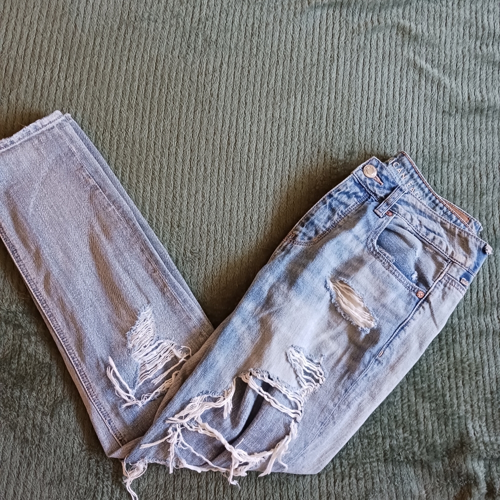 American Eagle tomgirl destroyed denim